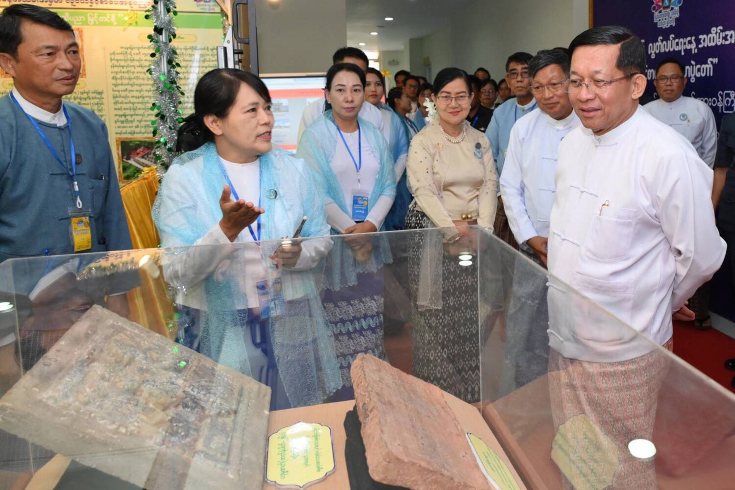 ၂၀၂၃ ခုနှစ် ဒီဇင်ဘာ ၂၀ ရက်နေ့က နေပြည်တော်မှာ ကျင်းပတဲ့ (၇၆) နှစ်မြောက် လွတ်လပ်ရေးနေ့ အထိမ်းအမှတ်လူငယ်နဲ့ စာပေအနုပညာပွဲတော် ဖွင့်ပွဲအခမ်းအနားတွင် ဗိုလ်ချုပ်မှူးကြီးမင်းအောင်လှိုင်ကို တွေ့ရစဉ်။