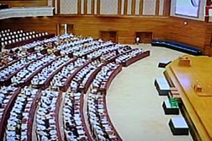 နေပြည်တော်ရှိ လွှတ်တော် အဆောက်အအုံသစ်တွင် ဇန်နဝါရီ ၃၁ ရက်နေ့က အမျိုးသား လွှတ်တော်နှင့် ပြည်ထောင်စု လွှတ်တော် နှစ်ရပ်ပေါင်း ကျင်းပသော ပထမဆုံး လွှတ်တော် အစည်းအဝေးကို MRTV 4 ရုပ်မြင်သံကြားမှ ထုတ်လွှင့် ပြသနေပုံ