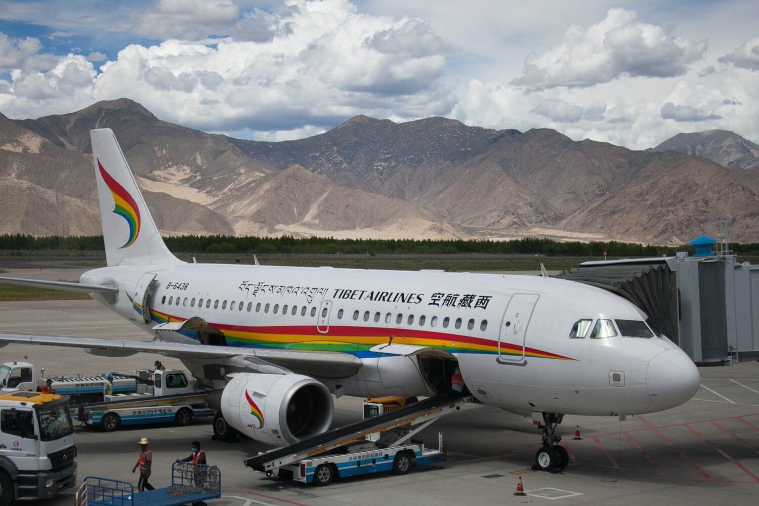 ལྷ་སའི་གུང་དཀར་གནམ་ཐང་།