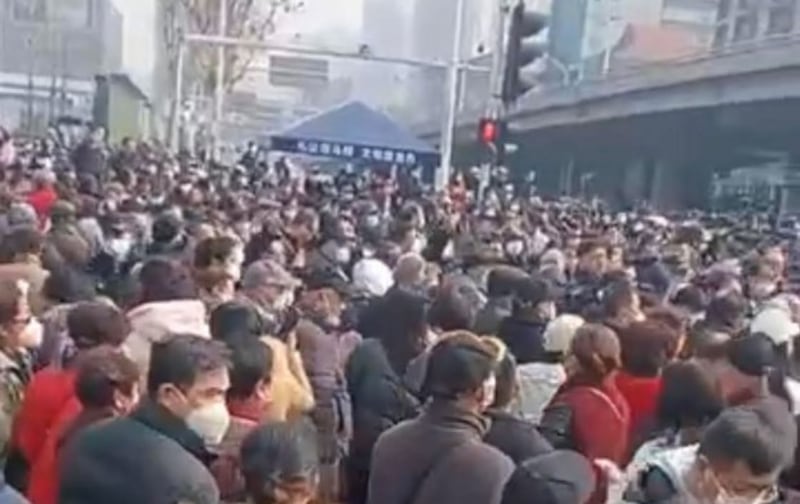 武汉上万民众2月15日聚集在中山公园及解放大道游行示威。(视频截图)