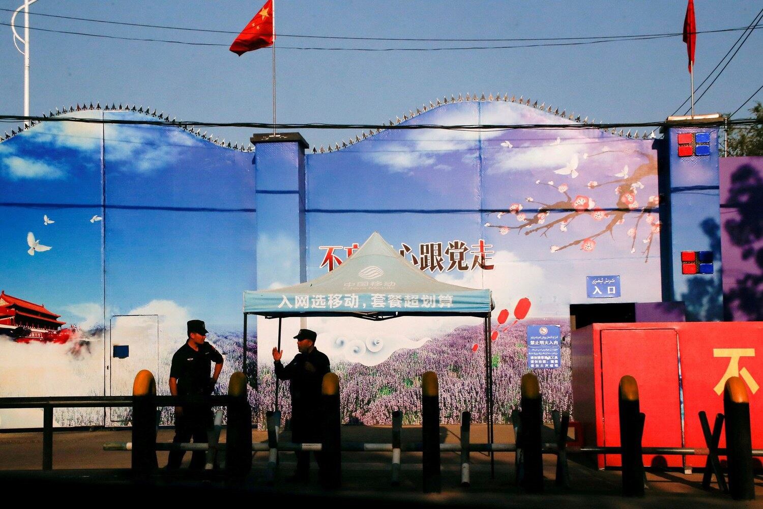 ཤིན་ཅང་ནང་གི་ངལ་རྩོལ་རྭ་བ་ཞིག་གི་སྒོ་ཆེན་མདུན།