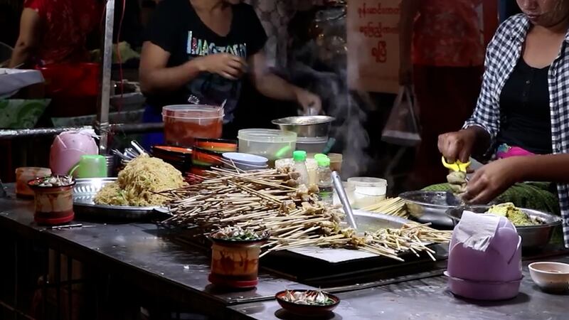 ရန်ကုန်မြို့တွင်းတွင် အစားအသောက် ရောင်းချနေသည့် ဆိုင်တစ်ဆိုင်အား ၂ဝ၁၉ ခုနှစ်အတွင်းက တွေ့ရစဉ်။ (Photo: RFA)