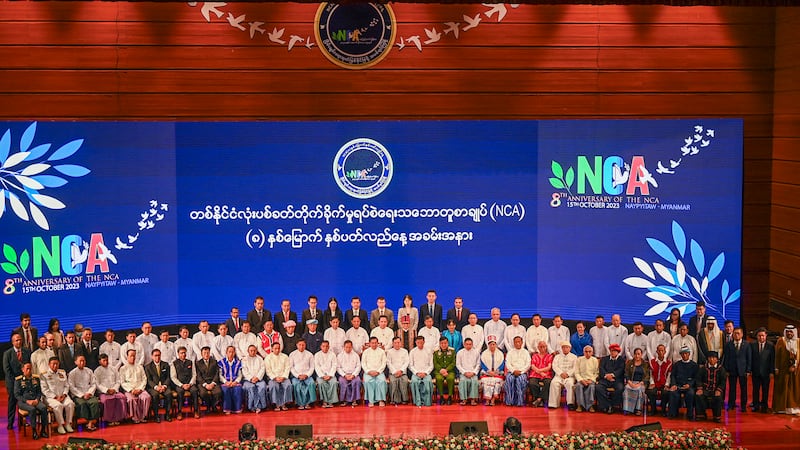၂၀၂၃ ခုနှစ် အောက်တိုဘာလ ၁၅ ရက်နေ့က နေပြည်တော်တွင် ပြုလုပ်သည့် တစ်နိုင်ငံလုံး အပစ်အခတ်ရပ်စဲရေး သဘောတူစာချုပ် (NCA) ရှစ်နှစ်မြောက် အခမ်းအနားကို တက်ရောက်လာသူတွေများအား တွေ့ရစဉ်။(Photo : AFP)