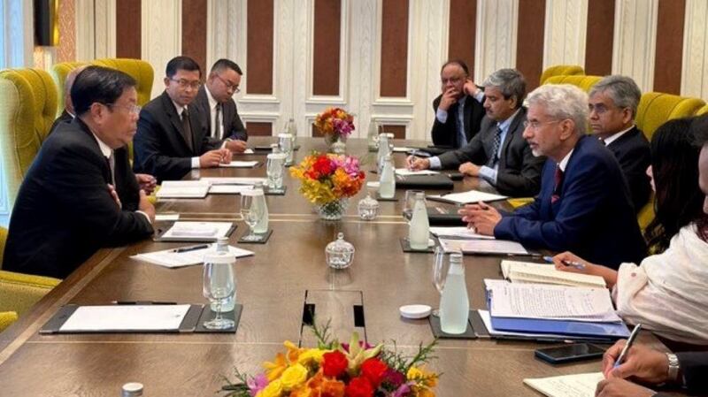 ၂၀၂၃ ခုနှစ် ဇူလိုင်လ ၁၆ ရက်နေ့က ထိုင်းနိုင်ငံ ဘန်ကောက်မြို့တွင် အိန္ဒိယနိုင်ငံခြားရေး ဝန်ကြီး ဂျေရှန်းကားနှင့် စစ်ကောင်စီ နိုင်ငံခြားရေးဝန်ကြီး ဦးသန်းဆွေတို့ တွေ့ဆုံခဲ့ကြစဉ်။ (Photo: Twitter@DrSJaishankar)