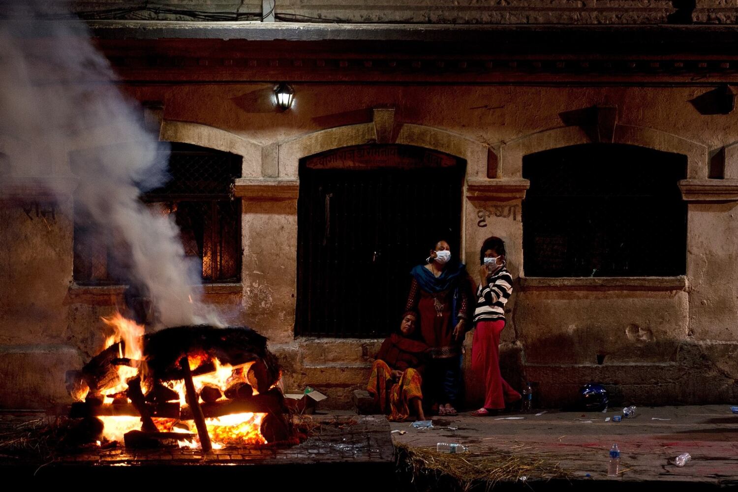 བལ་ཡུལ་གྱི་ས་ཡོམ་གོད་ཆག་ཁྲོད་གྲོངས་བའི་ཕུང་པོ་མེར་བསྲེགས་བཞིན་པ། ༢༠༡༥།༤།༢༩