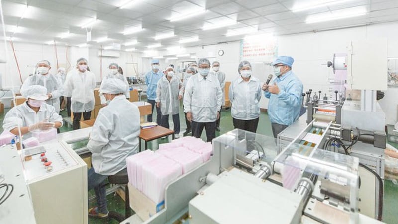 蔡英文3月9日前往桃园访视易廷企业公司,宣布台湾制造口罩一天产能突破1千万片。(总统府提供)
