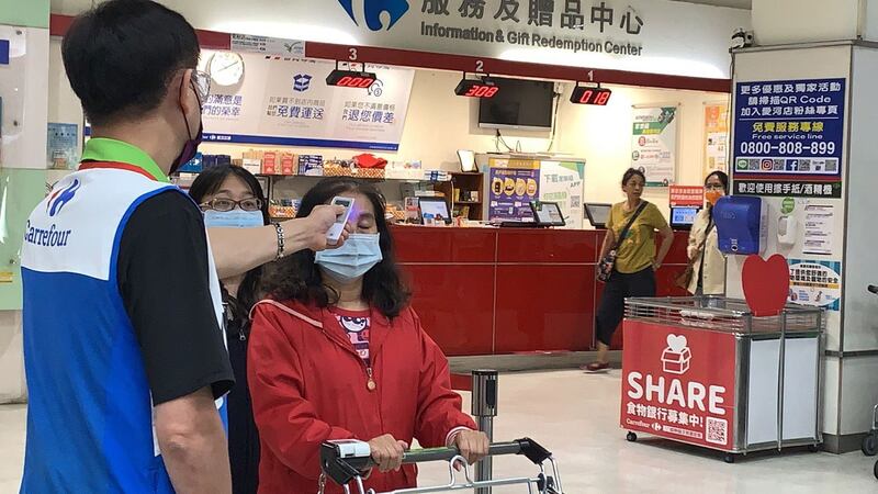 台湾卖场入内须量体温。(记者夏小华摄)