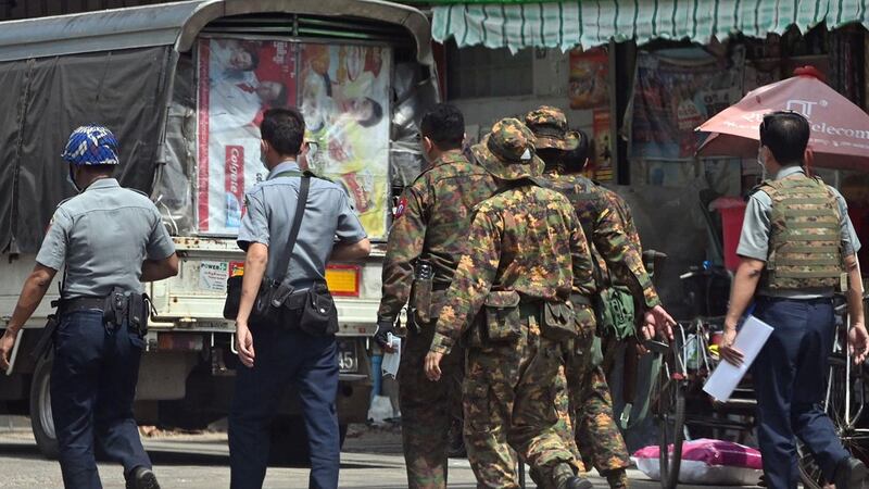 ၂ဝ၂၁ ခုနှစ် မေလ ၇ ရက်နေ့က ရန်ကုန်မြို့တွင် စစ်ကောင်စီတပ်ဖွဲ့ဝင်တချို့အား တွေ့ရစဉ်။ (Photo: AFP)