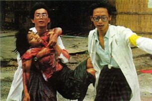 ရှစ်လေးလုံး လူထုအရေးတော်ပုံတွင် ပါဝင် ဆန္ဒပြသူများကို ၁၉၈၈ ခုနှစ် စက်တင်ဘာလ ၁၈ ရက်နေ့က စစ်တပ်မှ အကြမ်းဖက် ပစ်ခတ်ဖြိုခွဲစဉ် သေနတ်ဒဏ်ရာများ ရရှိထားသော ၈ တန်းကျောင်းသူလေး မဝင်းမော်ဦးကို ဆေးတက္ကသိုလ် ကျောင်းသားနှစ်ဦးက သယ်ဆောင်လာသော မှတ်တမ်းဓာတ်ပုံ ဖြစ်ပါသည်။