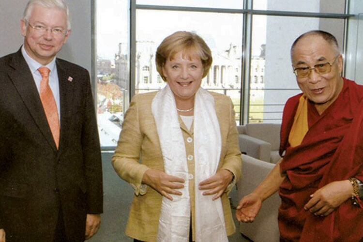 ༧གོང་ས་སྐྱབས་མགོན་ཆེན་པོ་མཆོག་དང་འཇར་མན་གྱི་སྲིད་བློན་ལྕམ་ཨན་གེ་ལ་མར་ཀེལ་(Angela Merkel)མཇལ་འཕྲད་སྐབས། ༢༠༠༧