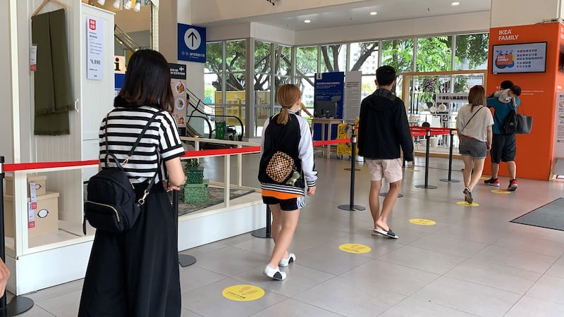 台湾卖场也开始标出社交距离。(记者夏小华摄)