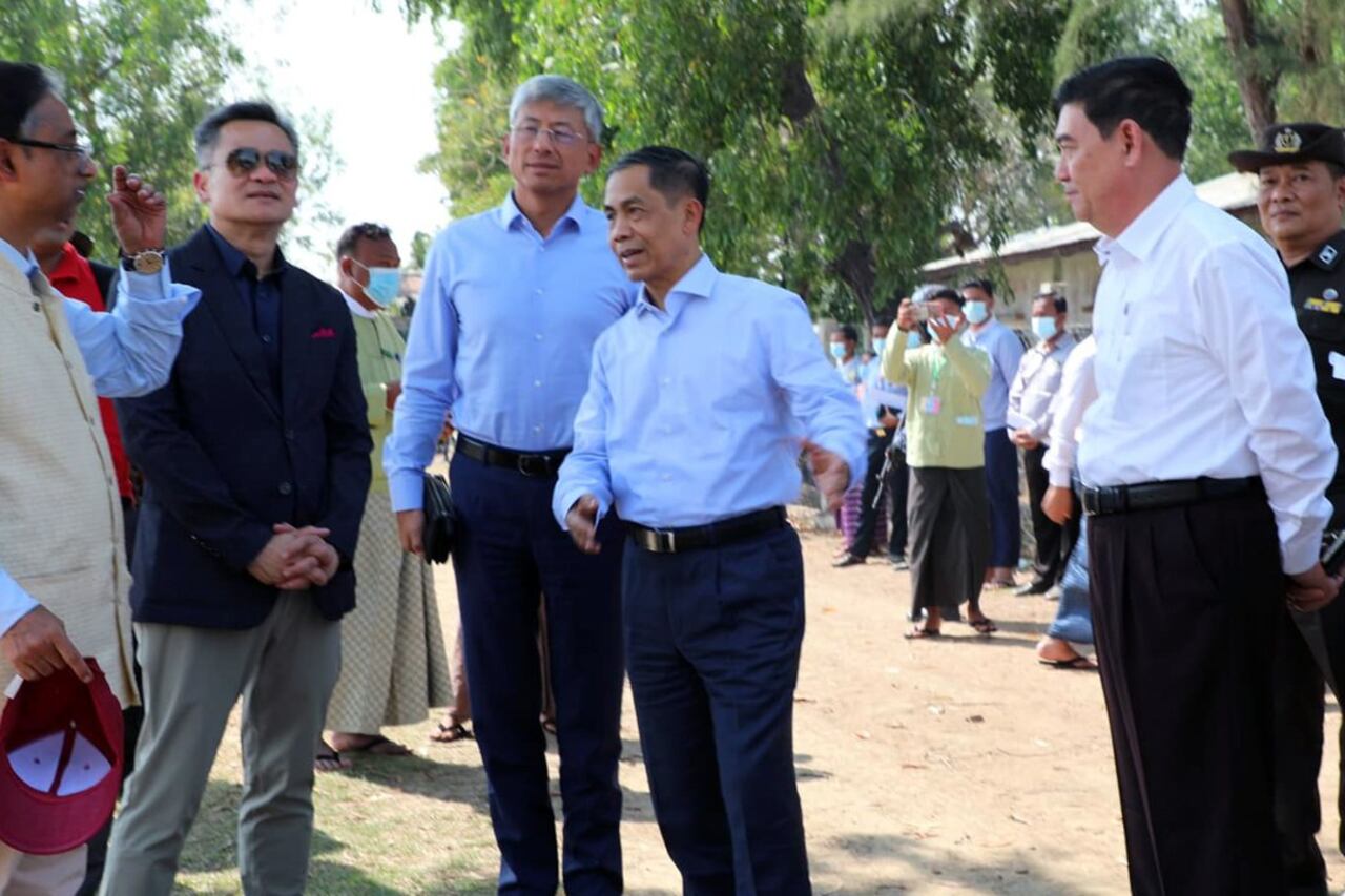ရခိုင်ပြည်နယ် အနောက်မြောက်ပိုင်းဒေသ မြန်မာ-ဘင်္ဂလားဒေ့ရှ်နယ်စပ်သို့ သွားရောက်ခဲ့သည့် မြန်မာနိုင်ငံဆိုင်ရာတရုတ်သံအမတ်ကြီး Mr. Chen Hai နှင့် အဖွဲ့ဝင်များကို ၂၀၂၃ ခုနှစ် မတ်လ ၉ ရက်နေ့က တွေ့ရစဉ်။
