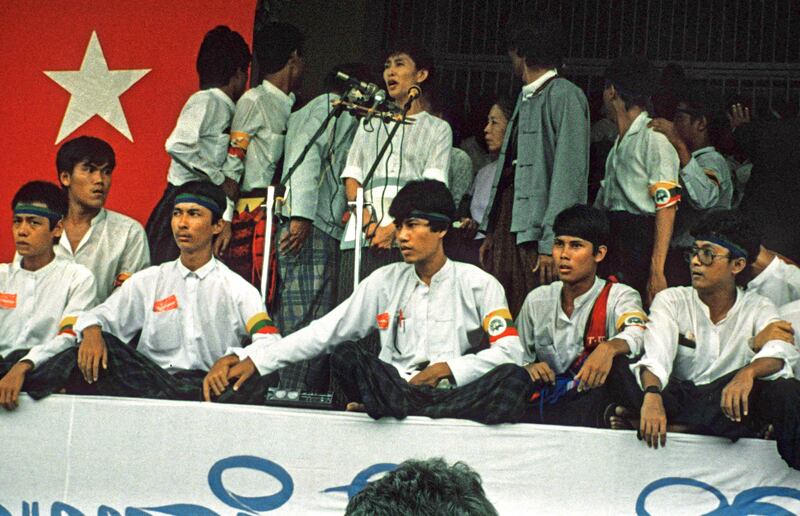 ၁၉၈၈ ခုနှစ် ဩဂုတ်လ ၂၆ ရက်နေ့က ရန်ကုန်မှာ ကျင်းပခဲ့သည့် ဒေါ်အောင်ဆန်းစုကြည်၏ ပထမဆုံး သမိုင်းဝင် နိုင်ငံရေးတရားပွဲ (File Photo AFP)