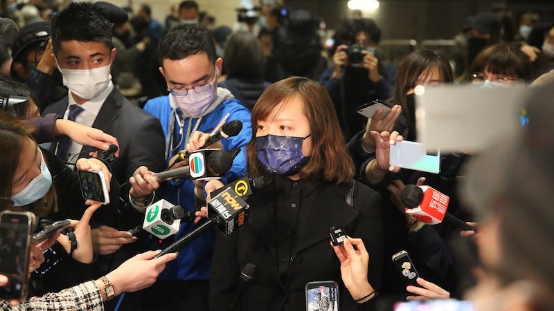 其中一名不获批保释的被告刘頴匡,其女友Emilia在庭审后表示,各被告已承诺接受严苛的保释条件,几乎相等于“社会性死亡”,但法庭仍不批准保释,质疑政权害怕的是什么。 (张展豪摄)