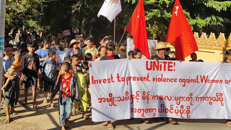 စစ်ကိုင်းတိုင်း၊ ဆားလင်းကြီးမြို့နယ်မှ စစ်ဘေးဒုက္ခသည်များအား ၂၀၂၃ ခုနှစ်၊ နိုဝင်ဘာလ ၂၆ ရက်နေ့က တွေ့ရစဉ်။ (ဓာတ်ပုံ - အညာပစ်တိုင်းထောင်လေးများ)