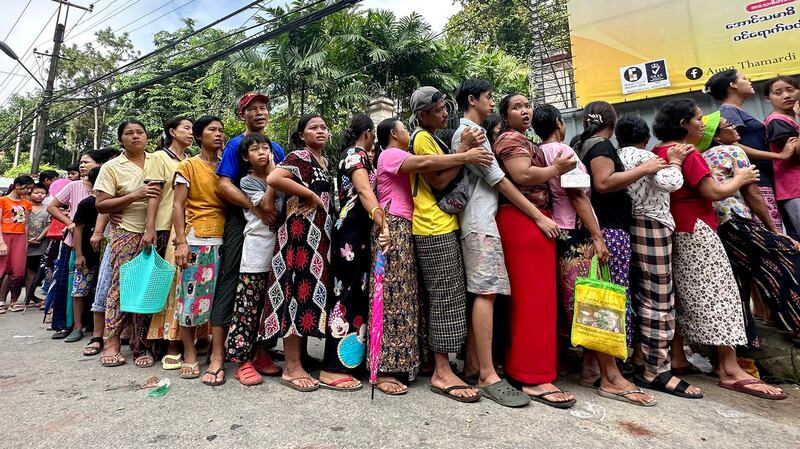 အောင်သမာဓိရွှေဆိုင်ကဝေတဲ့ အစားအသောက်တွေရဖို့ ရန်ကုန်တိုင်း၊ ဗဟန်းမြို့နယ် ရွှေဂုံတိုင်လမ်းမကြီးပေါ်မှာ စီတန်းစောင့်ဆိုင်းနေကြသူတွေကို ၂၀၂၃ စက်တင်ဘာ ၂၄ ရက်နေ့က တွေ့ရစဉ်။ (Photo: RFA)