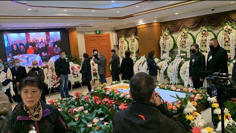 出席告別儀式人士瞻仰鮑彤遺容。（高瑜推特圖片）