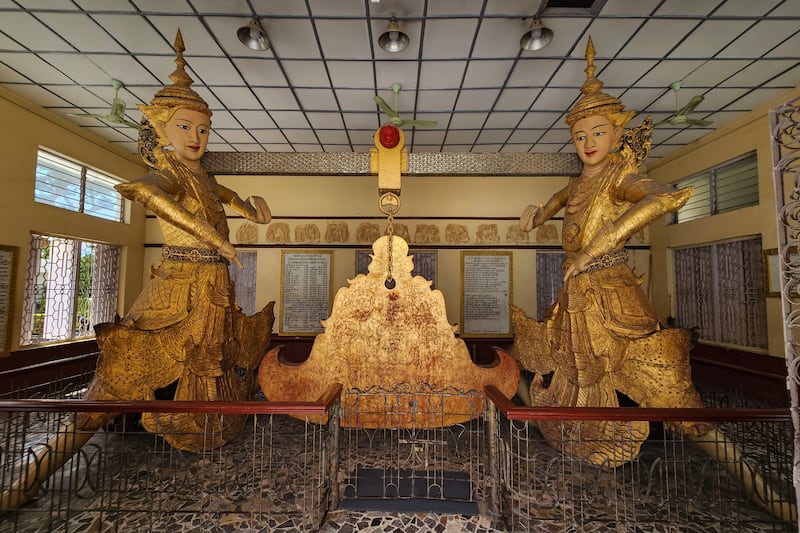 မန္တလေးတိုင်း ချမ်းမြသာစည်မြို့နယ် တမ္ပဝတီအရပ်တွင် ကြေးသွန်းပစ္စည်းများ ပြုလုပ်နေသည်ကို ၂၀၂၃ ခုနှစ် ဇူလိုင်လ ၇ ရက်နေ့က တွေ့ရစဉ်။ (Photo: RFA)
