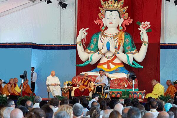 ཨི་ཊ་ལིའི་མང་ཚོགས་ལ་བཀའ་སློབ་སྩོལ་བཞིན་པ།