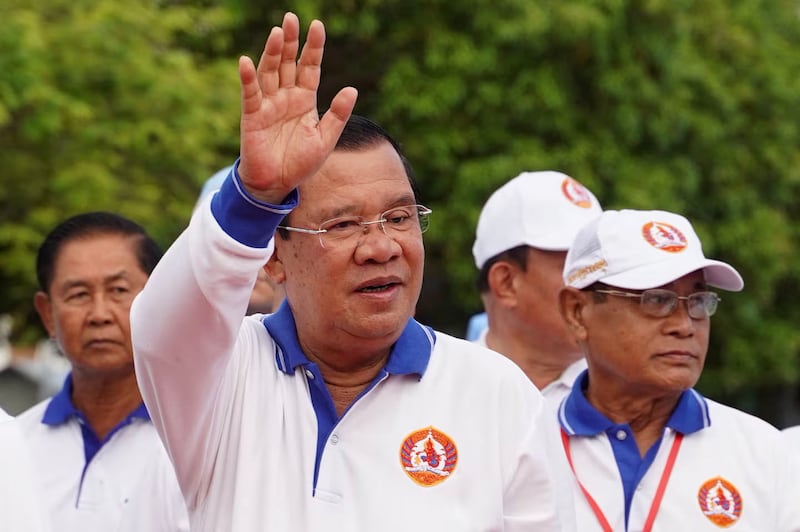 ၂၀၂၃ ခုနှစ် ဇူလိုင်လ ၁ ရက်နေ့တွင် ဖနွမ်းပင်၌ ကျင်းပသော ရွေးကောက်ပွဲ လူထုစည်းဝေးပွဲသို့ ကမ္ဘောဒီးယားနိုင်ငံမှ အာဏာရ ကမ္ဘောဒီးယား ပြည်သူ့ပါတီဥက္ကဋ္ဌ ဟွန်ဆန် တက်ရောက်ခဲ့စဉ်။