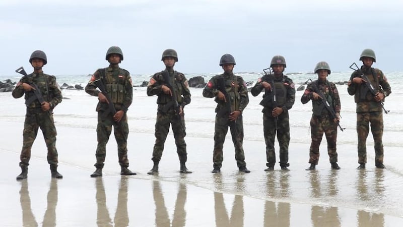 ရခိုင်ပြည်နယ်၊ သံတွဲမြို့နယ် ငပလီကမ်းခြေတွင် AA တပ်ဖွဲ့ဝင်များအား ၂၀၂၄ ခုနှစ်၊ ဇူလိုင်လ ၁၁ ရက်နေ့က တွေ့ရစဥ်။ (AA Info Desk)
