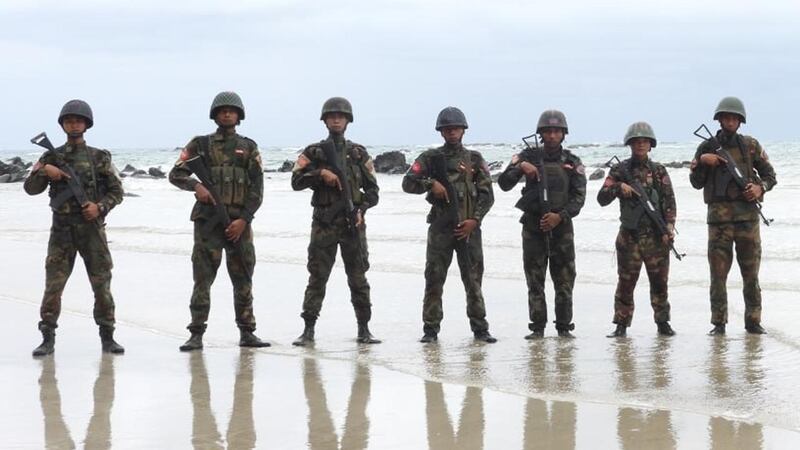 ရခိုင်ပြည်နယ်၊ သံတွဲမြို့နယ် ငပလီကမ်းခြေတွင် AA တပ်ဖွဲ့ဝင်များအား ၂၀၂၄ ခုနှစ်၊ ဇူလိုင်လ ၁၁ ရက်နေ့က တွေ့ရစဥ်။ (AA Info Desk)