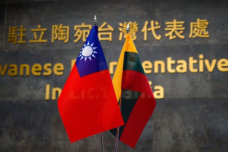 2022 年 1 月 20 日,台湾和立陶宛旗帜在立陶宛维尔纽斯的台湾代表处展示。(路透社)