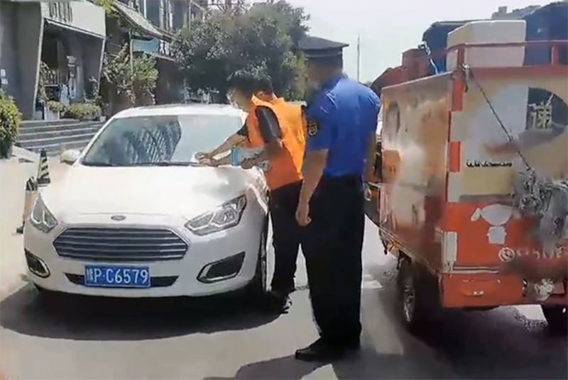 郑州市实施违停重罚(微博视频截图)