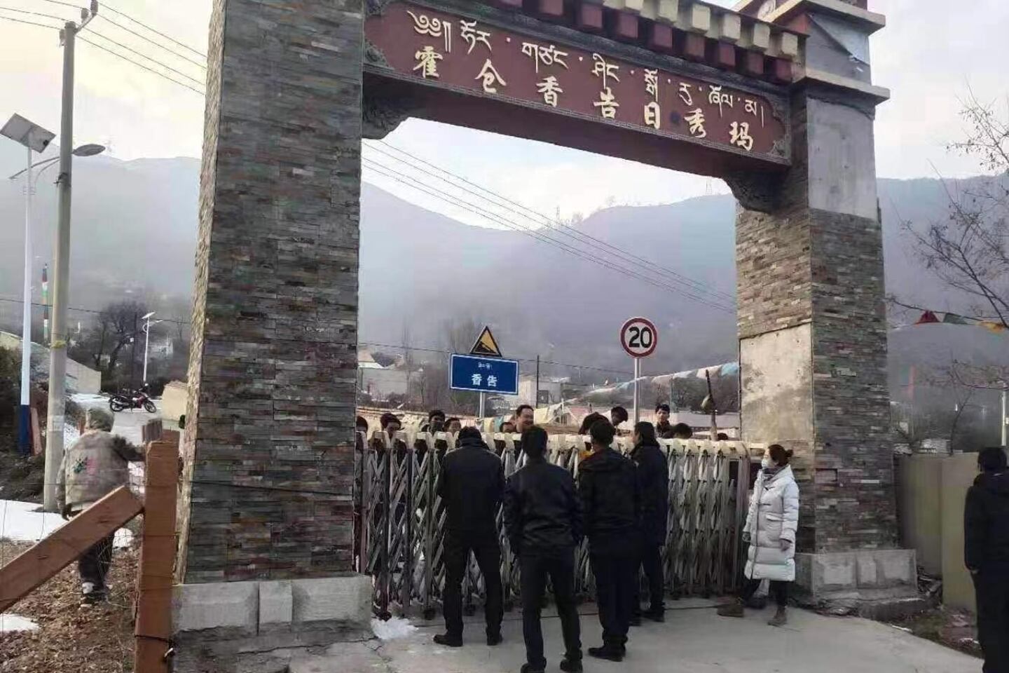 ཏོག་དབྱིབས་ནད་འབུ་སྔོན་འགོག་ཆེད་མདོ་སྨད་བླ་བྲང་བསང་ཆུའི་ཧོར་གཙང་ཤིང་སྒོ་སྒོ་རྒྱབ་པ། ༢༠༢༠།༡།༢༦