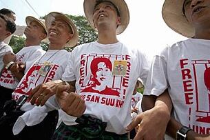 ဒီမိုကရေစီ အင်အားစုများ၏ အထွေထွေ ရွေးကောက်ပွဲ အနိုင်ရ နှစ်ပတ်လည်နေ့ ဖြစ်သော ၂၀ဝ၇ခုနှစ် မေလ ၂၇ရက် တွင် လက်ချင်းချိတ်၍ ပါဝင်ဆင်နွှဲနေသည့် ၈၈ မျိုးဆက် ကျောင်းသားခေါင်းဆောင်များ ဖြစ်ပါသည်။ (ဝဲမှယာ) ကိုမြအေး၊ ကိုကိုကြီး၊ ကိုမင်းကိုနိုင်၊ ကိုဌေးကြွယ်။