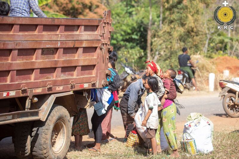 ရှမ်းပြည်နယ်တောင်ပိုင်း ဖယ်ခုံမြို့နယ်မှ စစ်ဘေးဒုက္ခသည်တချို့အား ၂ဝ၂၂ ခုနှစ် ဖေဖော်ဝါရီလ ၁၈ ရက်နေ့က တွေ့ရစဉ်။ (Photo: Kayan Rescue Committee -KRC)