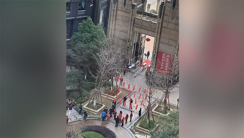 孙春兰率中央指导组进入开元公馆,居民在楼上怒吼。(视频截图)