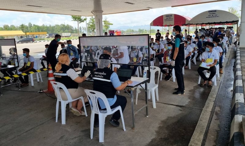 ထိုင်းနိုင်ငံသို့ MOU စနစ်ဖြင့် မြဝတီမြို့ကနေ မဲဆောက်မြို့ကို ဝင်ရောက်လာကြသည့် မြန်မာအလုပ်သမားများအား ၂၀၂၂ မေ ၁၁ ရက်နေ့က တွေ့ရစဉ်။ (Photo : Myanmar Labour Attache Office)