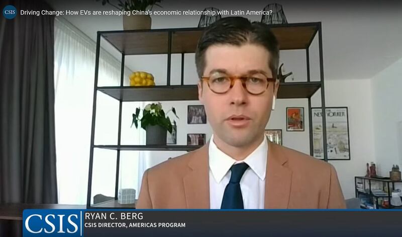 美国华盛顿智库战略与国际研究中心美洲项目主任伯格(Ryan Berg)在研讨会上指出,拉丁美洲储备了大量关键矿物,如锂和铜,这些矿物对电动车的制造至关重要,尤其是在电池生产方面。因此,中国近年来决定加大对拉丁美洲的投资。(视频截图/战略与国际研究中心官网)