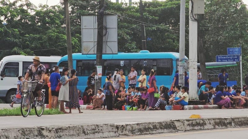 ရန်ကုန်တိုင်း၊ လှိုင်သာယာမြို့နယ်ရှိ အထည်ချုပ်စက်ရုံတစ်ခုမှ အလုပ်သမားများအား ၂၀၂၃ ခုနှစ်၊ စက်တင်ဘာလ ၁၃ ရက်နေ့က တွေ့ရစဥ်။ (RFA Photo)