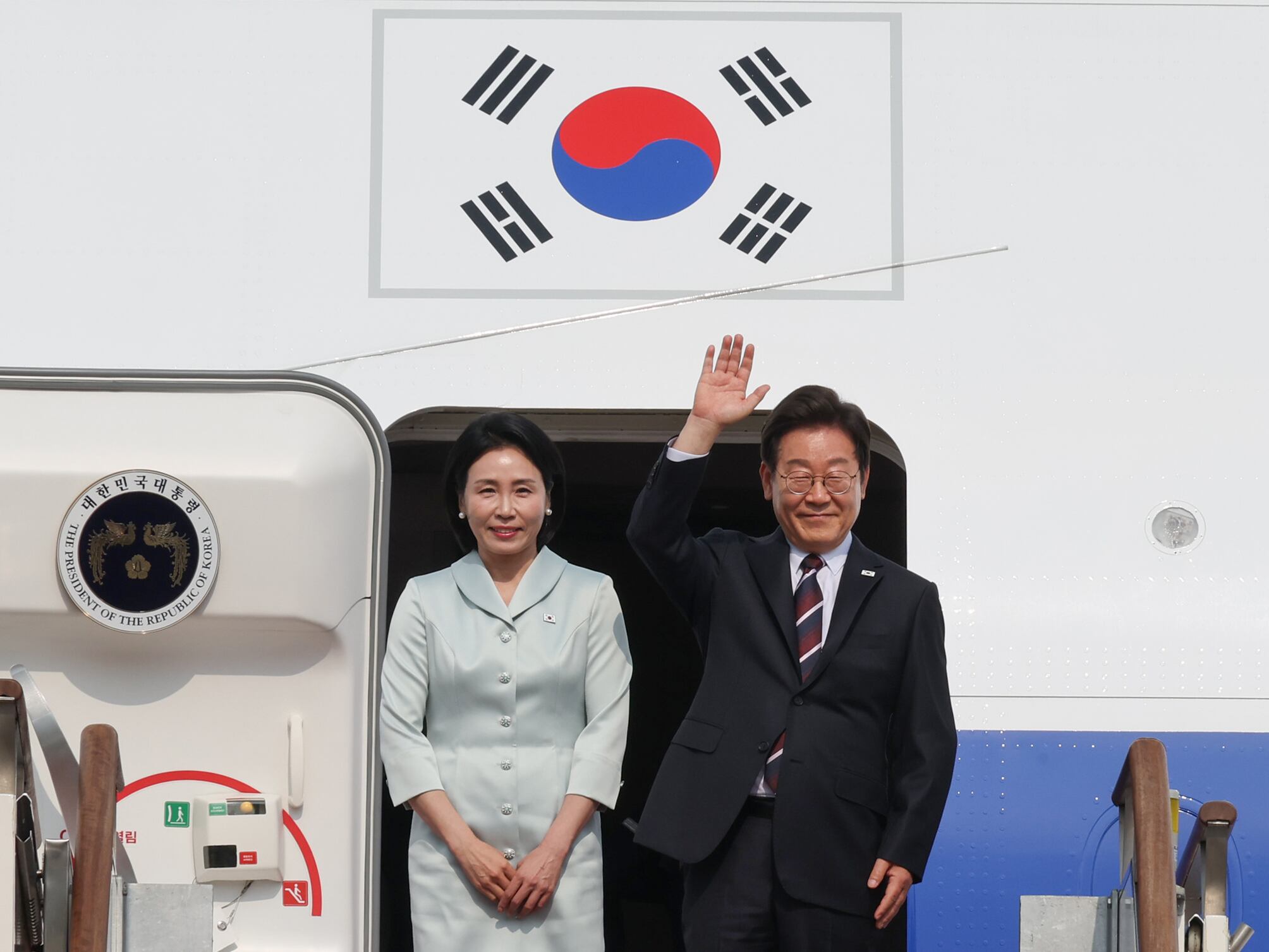 주요 7개국(G7) 정상회의에 참석하는 이재명 대통령이 김혜경 여사와 16일 성남 서울공항 공군 1호기에서 인사하고 있다. 2025.6.16