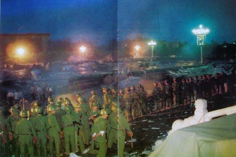 1989年6月4日凌晨5点学生撤离后,解放军完全占领了人民英雄纪念碑。(六四档案图)