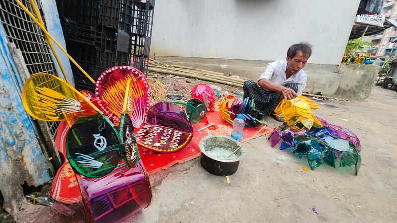 ကြည့်မြင်တိုင်မြို့နယ်၊ ဗားကရာအနီးတွင် ခါတော်မီလုပ်ငန်းဖြစ်တဲ့ သီတင်းကျွတ် မီးပုံးများ ပြုလုပ်နေသည်အား ၂၀၂၄ ခုနှစ်၊ အောက်တိုဘာ ၁၂ နေ့က တွေ့ရစဉ်။ (RFA Photo)