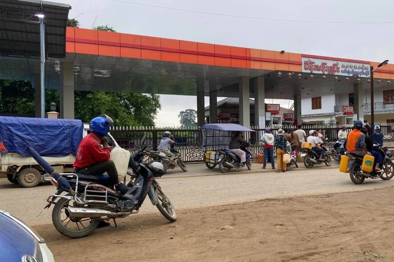 စက်သုံးဆီဝယ်ယူနေသည့် ဟိုပန်ဒေသခံတွေအား၂၀၂၄ခုနှစ်၊ အောက်တိုဘာလ ၂၄ ရက်နေ့ တွေ့ရစဉ်။