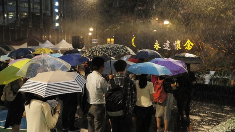 香港市民在悼念在反送中运动中死亡的抗议人士。(美联社)