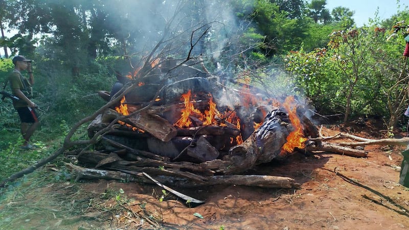 စစ်ကောင်စီ၏ လေကြောင်းတိုက်ခိုက်မှုကြောင့် သေဆုံးခဲ့သည့် မကွေးတိုင်း၊ ချောက်မြို့နယ်အခြေစိုက် အာဠာဝက မြို့ပြပြောက်ကျားတပ်ဖွဲ့တပ်ဖွဲ့ဝင်သုံးဦး၏ ရုပ်အလောင်းများအား ၂၀၂၄ ခုနှစ် အောက်တိုဘာလ ၂၉ ရက်နေ့က မီးသင်္ဂြိုလ်နေစဉ်။ (ဓာတ်ပုံ - အာဠာဝက မြို့ပြပြောက်ကျားတပ်ဖွဲ့)
