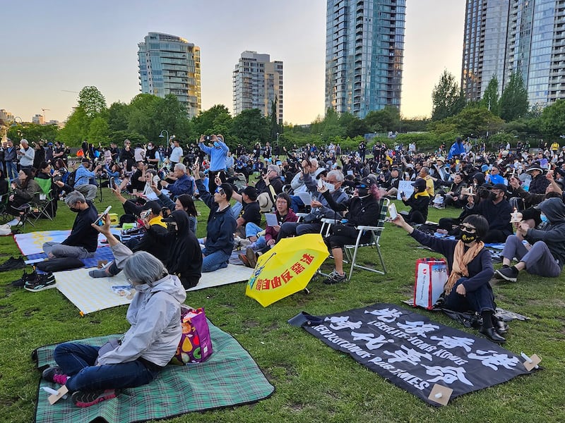 2023年在温哥华举办的纪念六四活动,吸引了超过3,000人参加,许多港人齐聚为香港民主自由点燃烛光。 (记者柳飞拍摄/RFA资料)