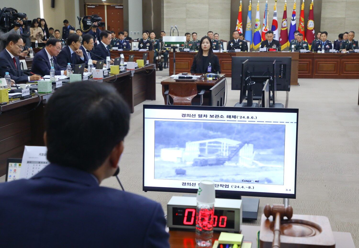 김명수 합참의장이 10일 서울 용산구 합동참모본부에서 열린 국회 국방위원회 국정감사에서 북한이 남북 단절 조치를 하는 사진을 공개하고 있다.