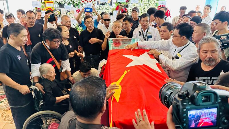 အမျိုးသားဒီမိုကရေစီအဖွဲ့ချုပ် (NLD) ပါတီနာယက သူရဦးတင်ဦး၏ ဈာပနကို ၂၀၂၄ ခုနှစ် ဇွန်လ ၅ ရက်နေ့က ရေဝေးသုသာန်တွင် ပြုလုပ်ခဲ့စဉ်။ (Photo: RFA)