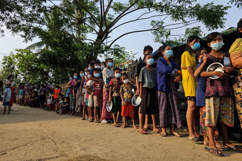 ရန်ကုန်တိုင်း၊ ဒဂုံဆိပ်ကမ်းမြို့နယ်မှာကိုကြီးနှင့်ညီအစ်ကိုမောင်နှမများပရဟိတအဖွဲ့ နံနက်စာအဟာရ ၂၀၂၃ ခုနှစ် မေ ၂၇ ရက်နေ့က လှူဒါန်းနေစဉ်။ (Photo : RFA)