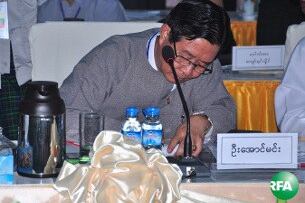 မြစ်ကြီးနားမြို့မှာ ၃ ရက်ကြာပြုလုပ်ခဲ့တဲ့ အစိုးရနဲ့ ကေအိုင်အို ငြိမ်ချမ်းရေးဆွေးနွေးပွဲ နောက်ဆုံးနေ့တွင် ပြည်ထောင်စုဝန်ကြီး ဦးအောင်မင်းကိုတွေ့ရစဉ်