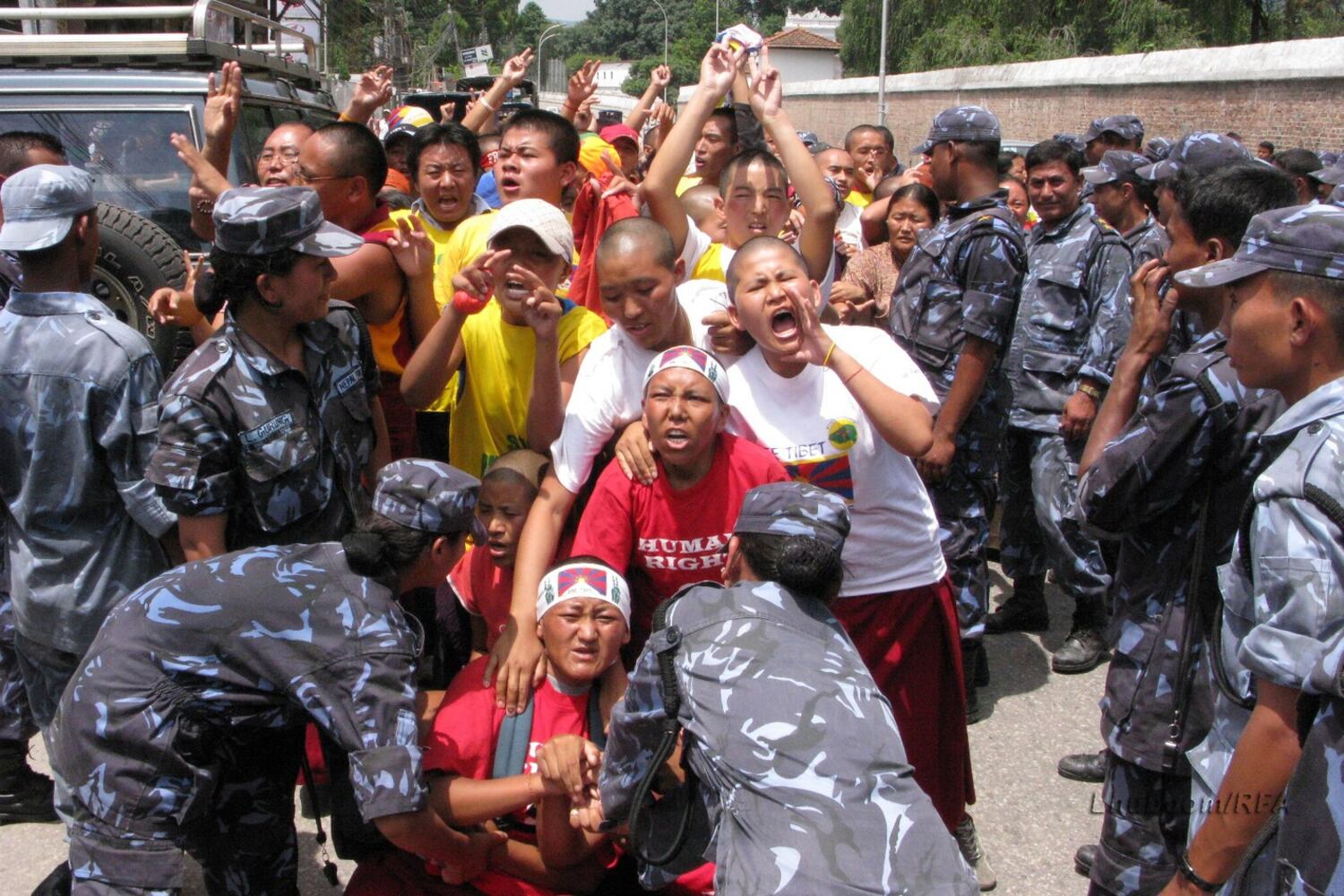 བལ་ཡུལ་ནང་བོད་མི་ཚོས་རྒྱ་ནག་གཞུང་ལ་ངོ་རྒོལ་དང་ཉེན་རྟོག་པས་བཀག་འགོག ༢༠༠༨།༩།༨