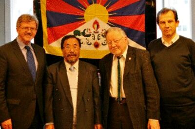 ཡུ་རོབ་སྐུ་ཚབ་དོན་གཅོད་དངོས་གྲུབ་རྡོ་རྗེ་ལགས་དང་ཡུ་རོབ་གྲོས་ཚོགས་ཀྱི་བོད་དོན་རྒྱབ་སྐྱོར་བ་ཁག་ཅིག