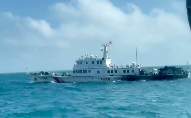 台湾的海巡署14日公布的视频截图显示,从海巡舰艇的舰桥近距离看到中国海警船只。(Taiwan Coast Guard via AP)