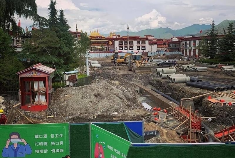 ལྷ་སའི་གཙུག་ལག་ཁང་གི་མདུན། ༢༠༢༠།༧